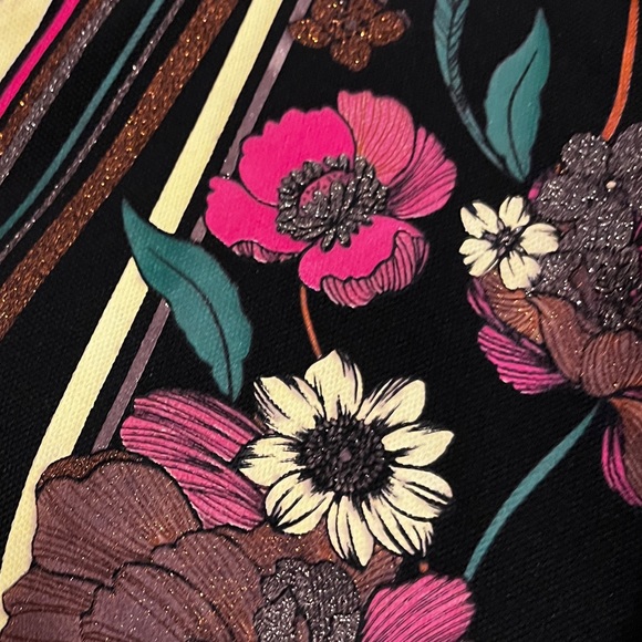 Beautiful v necked short dress - Picture 2 of 3